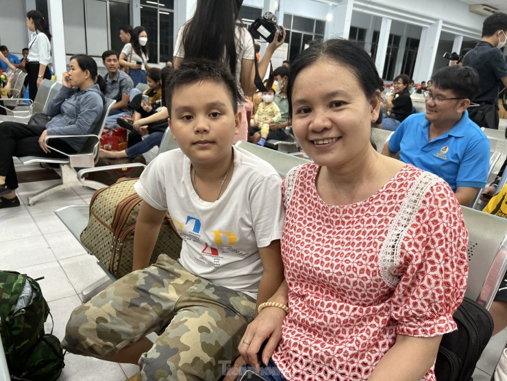 Chị Nguyễn Thị Giang và con trai hạnh phúc được tặng vé tàu lửa về quê đón Tết