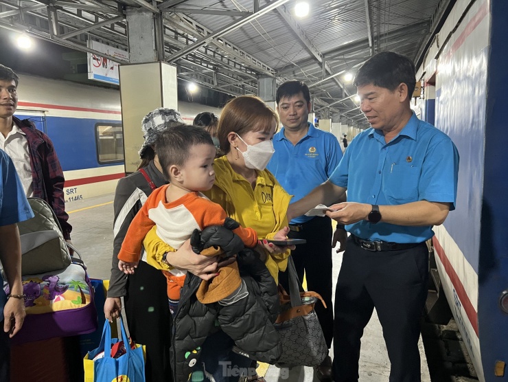 Phó Chủ tịch LĐLĐ TPHCM Phạm Chí Tâm tiễn công nhân lên tàu về quê đón Tết
