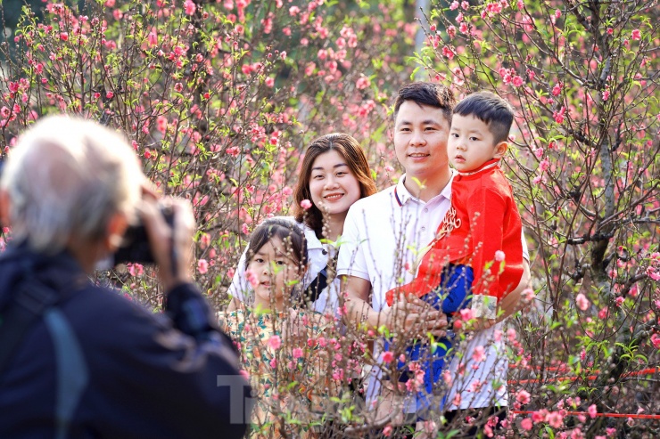 Tuy nhiên, bên cạnh đó cũng có rất nhiều người, nhiều gia đình kết hợp việc đi sắm hoa Xuân với chụp ảnh kỉ niệm.