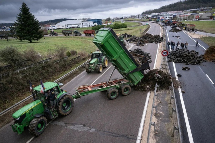 Nông dân châu Âu biểu tình, đổ rác chặn đường cao tốc gần Vesoul (miền đông nước Pháp). Ảnh: AFP