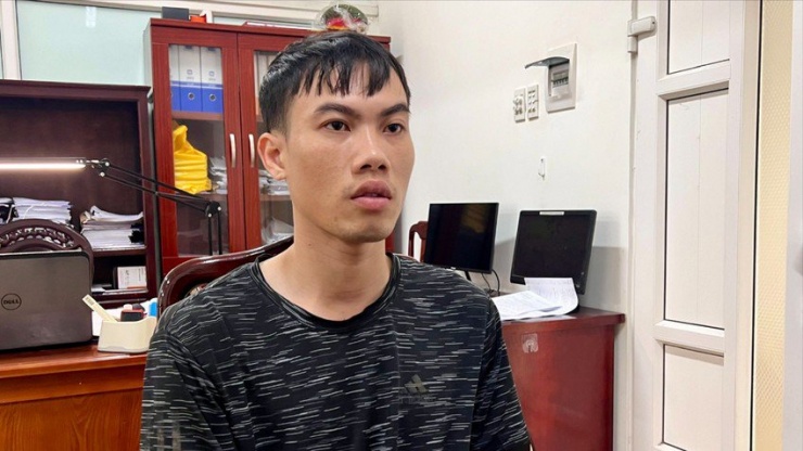 Nguyễn Cửu Quốc giết người, chuẩn bị áo quần bỏ trốn thì bị bắt.