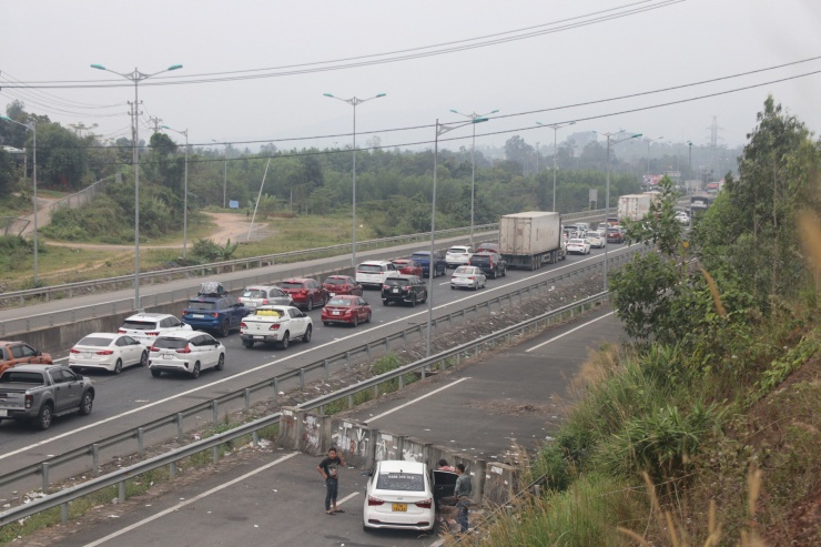 Ngày 5-2, hàng ngàn ô tô các loại nối nhau nhích từng chút ra khỏi tuyến cao tốc Đà Nẵng – Quảng Ngãi