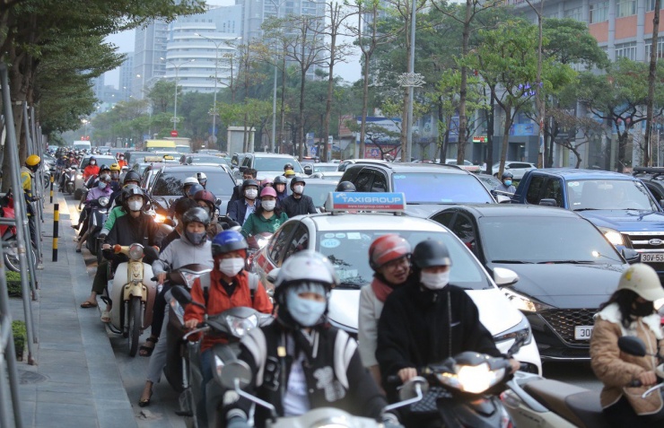 Theo ghi nhận tại nhiều tuyến đường cửa ngõ của Thủ đô những ngày cận Tết Nguyên đán, giao thông liên tục bị ùn tắc.