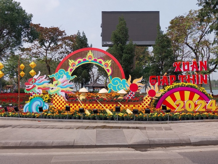 Để chào đón Tết Nguyên đán Giáp Thìn 2024, ở các công viên, đường phố Huế đã được trang trí bằng nhiều loài hoa rực rỡ sắc màu.