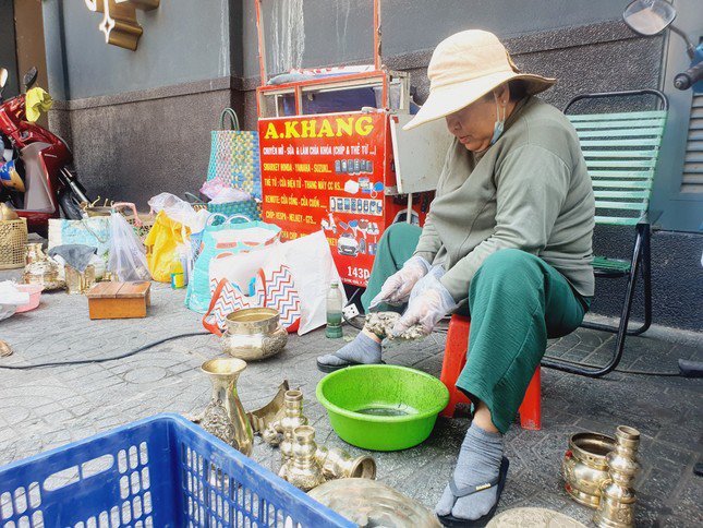 Bà Nguyễn Thị Hậu (68 tuổi) đã có hơn 40 năm làm nghề đánh bóng lư đồng trên đường Trần Quang Khải, quận 1, TPHCM.