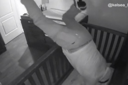 Phi thường - kỳ quặc - Đặt cháu vào cũi đi ngủ, ông nội khiến dân mạng không thể nhịn nổi cười chỉ vì hành động này