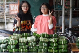 Bạn trẻ - Cuộc sống - Học sinh Hà Nội gói bánh chưng Tết tặng cho người vô gia cư