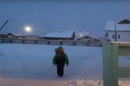 Giáo dục - du học - Học sinh sống ở vùng lạnh nhất thế giới hằng ngày đi học như thế nào?