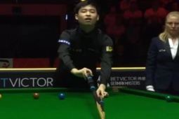 Thể thao - Độc lạ bi-a thế giới: VĐV Trung Quốc dùng "sào" để đi đường cơ