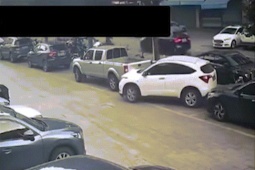 Ô tô - Clip: Pha đỗ xe “cục súc” của nam tài xế với ô tô bán tải