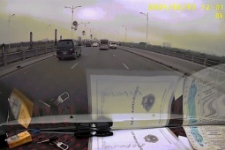 Ô tô - Clip: Tài xế đi xe như mơ ngủ, đâm thẳng đuôi xe đang bật đèn cảnh báo