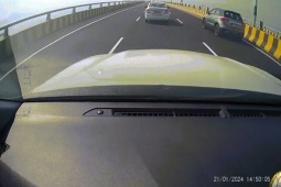 Ô tô - Clip: Ô tô đâm vào thành cầu rồi lộn nhào như phim hành động