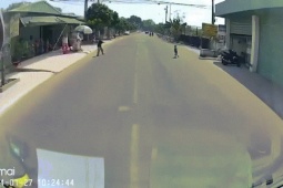 Ô tô - Clip: Tài xế xử lý nhanh nhạy, tránh va chạm cháu bé sang đường