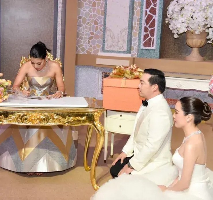Toàn bộ khách mời đều được nhận những món quà rất đắt tiền.
