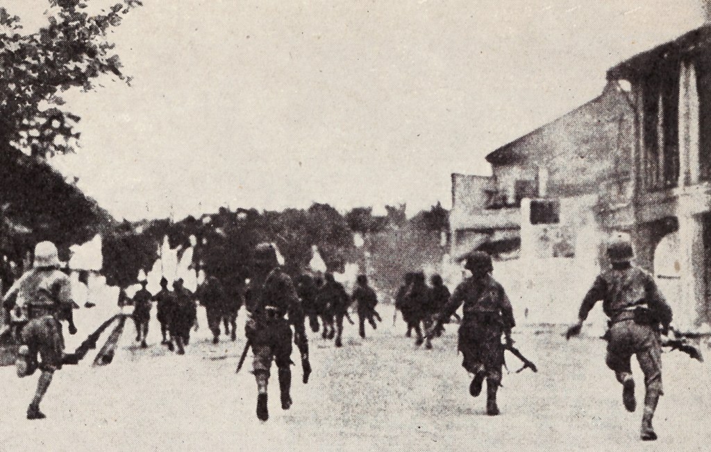 Bộ binh Nhật tấn công trên đường phố ở Singapore. Ảnh: The Past