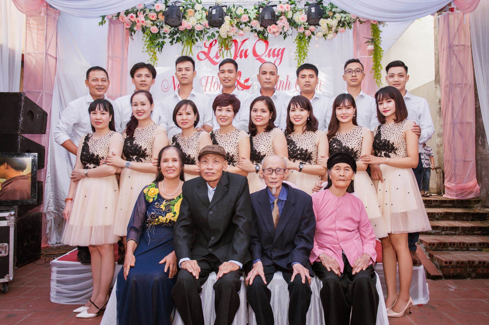 Cả 8 chị em Ngô Hòa đều lấy chồng gần nhà.