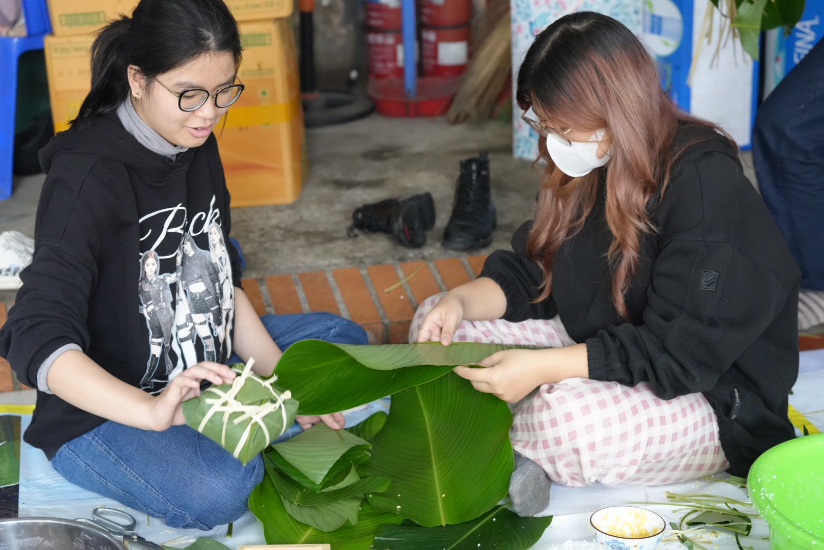 Học sinh Hà Nội gói bánh chưng Tết tặng cho người vô gia cư - 2