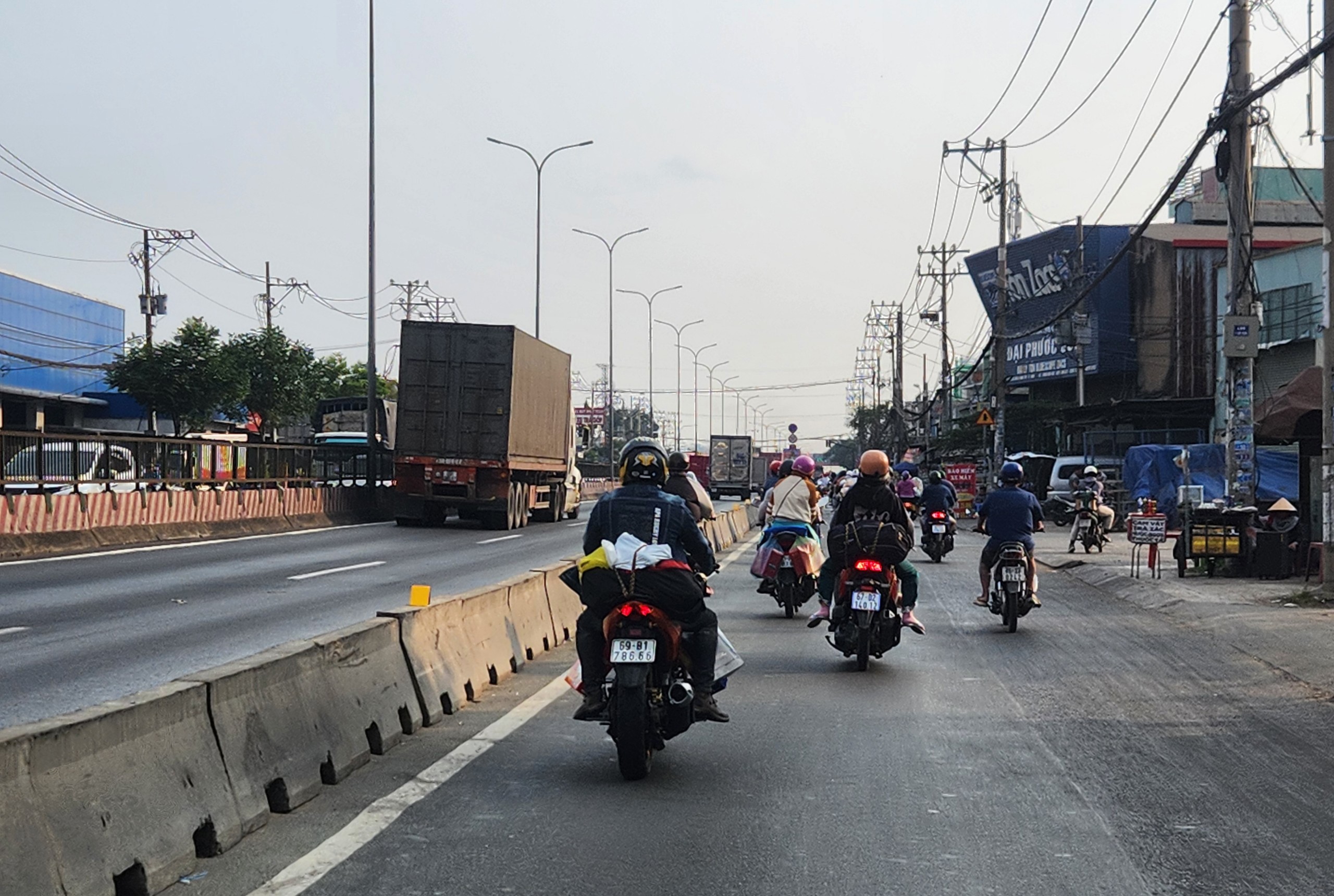 Nhiều tuyến đường trung tâm TP giao thông khá thông thoáng, các phương tiện di chuyển dễ dàng. Những tuyến đường cửa ngõ của TP những ngày trước thường xuyên xảy ra kẹt xe, thì nay việc lưu thông của người dân thuận lợi hơn.
