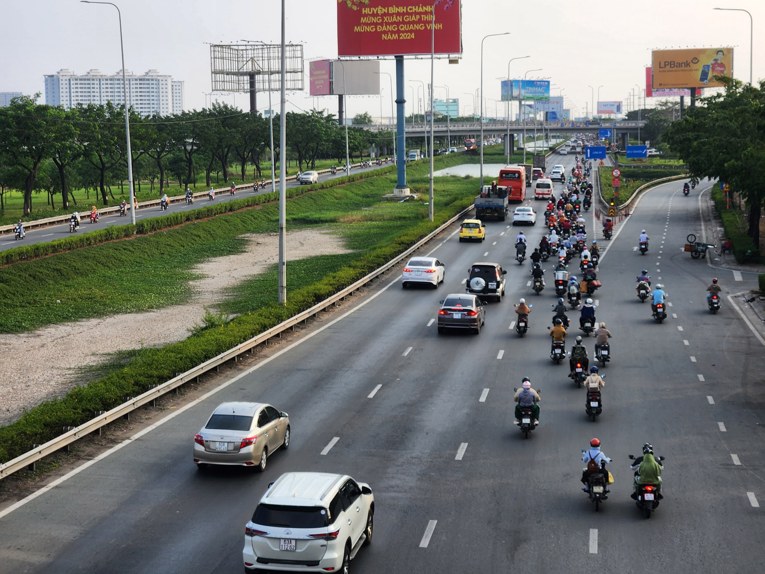 Tại các "điểm nóng" kẹt xe những ngày trước, vào&nbsp;chiều tối nay việc lưu thông của người dân đã dễ dàng hơn.