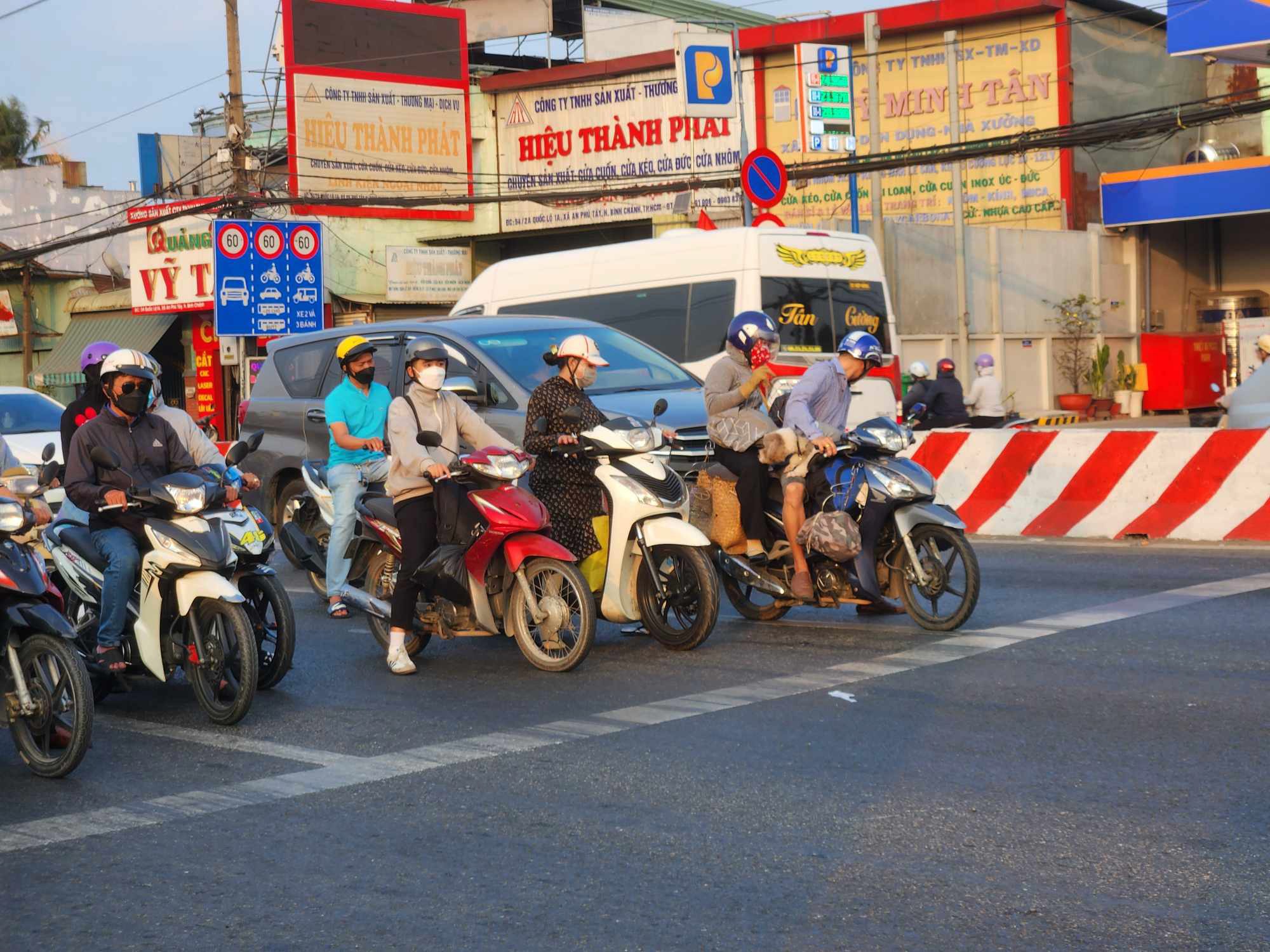 Tại một số thời điểm trên Quốc lộ 1 (huyện Bình Chánh) có xảy ra ùn xe nhẹ tại các giao lộ.