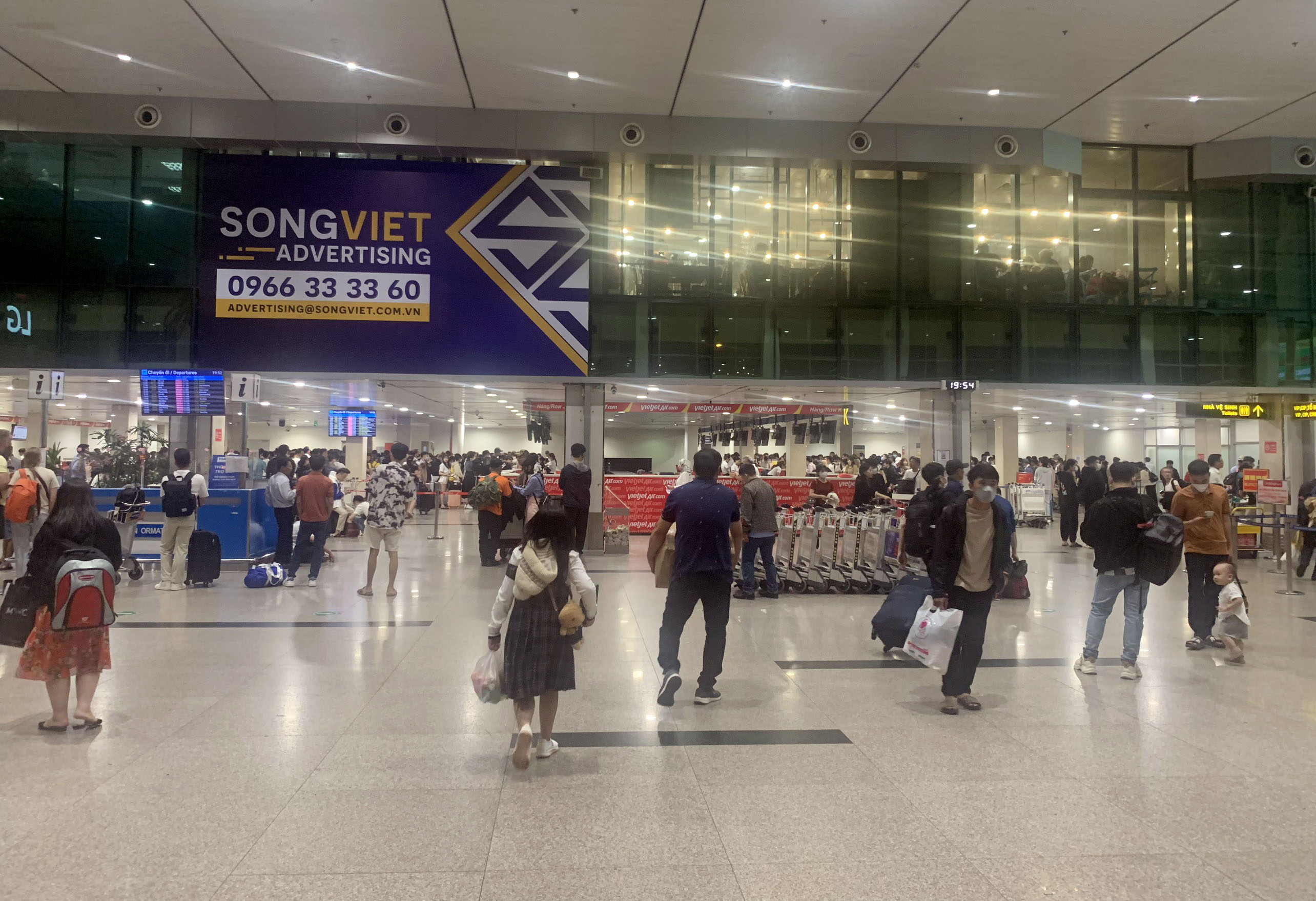 Tại sân bay Tân Sơn Nhất chiều tối nay, lượng khách về quê thông qua sân bay giảm rất nhiều so với những ngày trước đó.