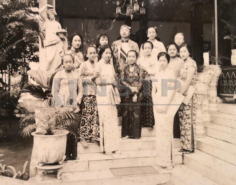 Nhiều người Peranakan thích chụp ảnh gia đình trong dịp Tết. Ảnh: NST