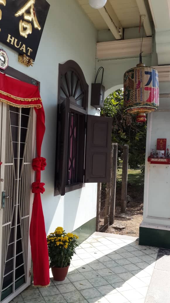Rèm đỏ treo ở cửa chính tại một ngôi nhà của người Peranakan ở Malaysia. Ảnh: Annie Lim