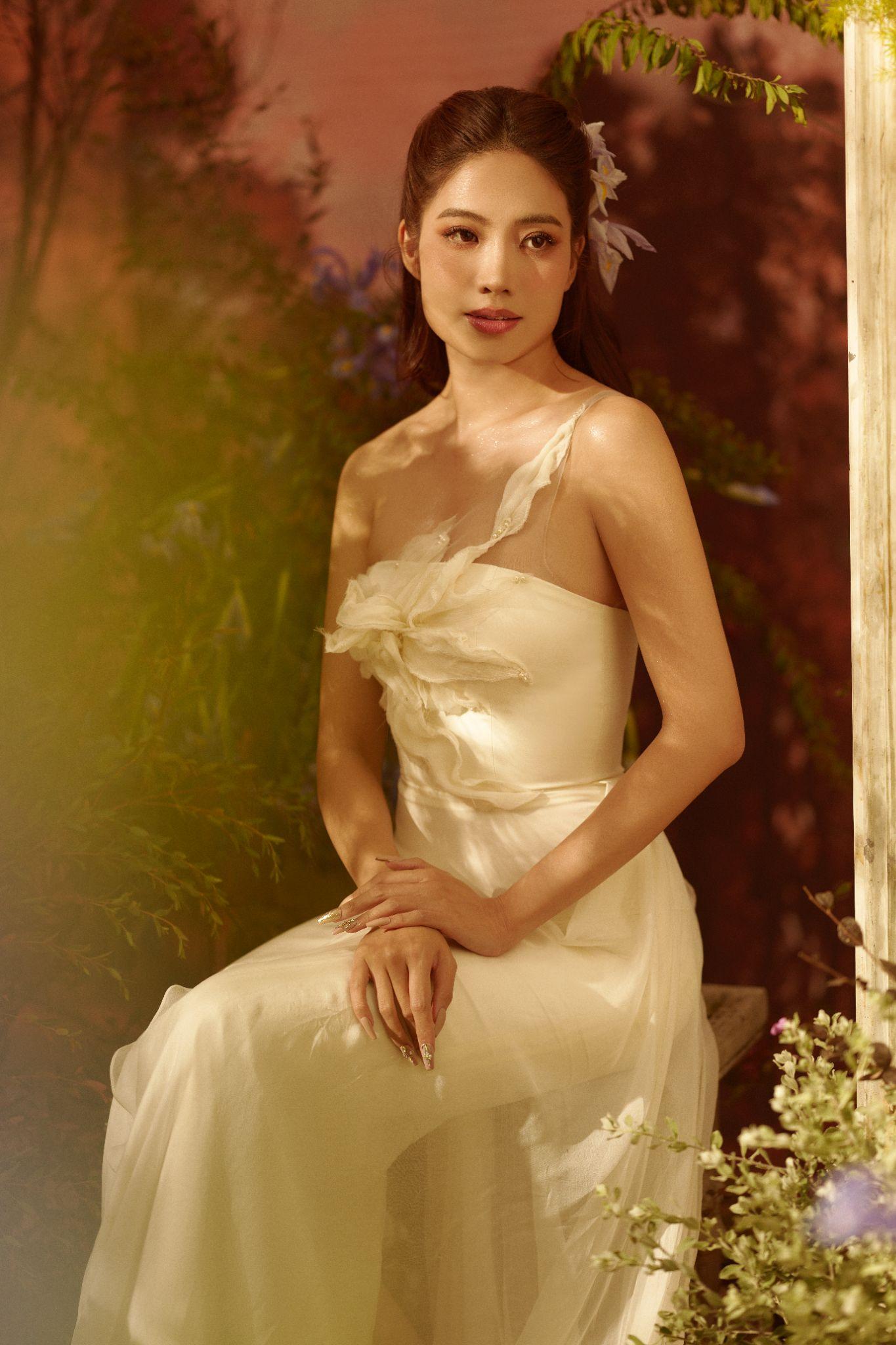 Hoa hậu Biển, MC Ninh Hoàng Ngân đẹp ngọt ngào trong thiết kế đầm phủ tơ trắng, kết hoa tỉ mỉ sang trọng. Vẻ đẹp “nàng thơ” vô cùng phù hợp với hình tượng Thalia - Nữ thần chủ trì hài kịch và thơ ca.