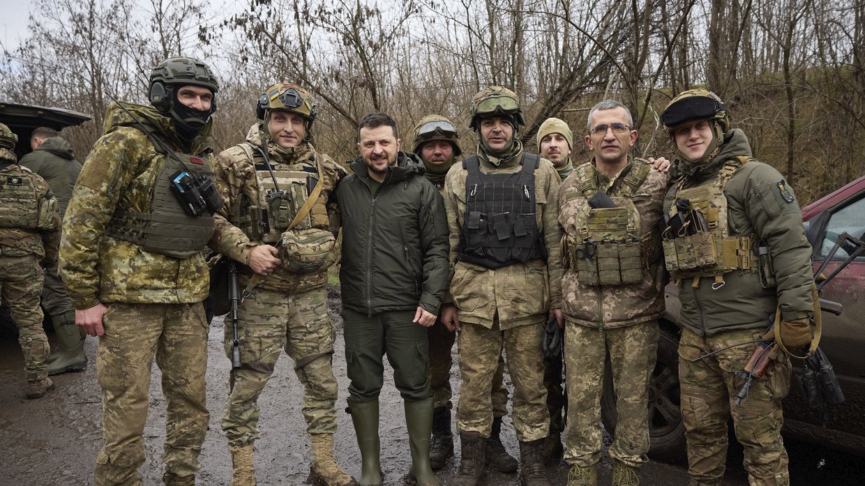 Tổng thống Ukraine Volodymyr Zelensky thăm các lực lượng ở tiền tuyến hôm 4/2.