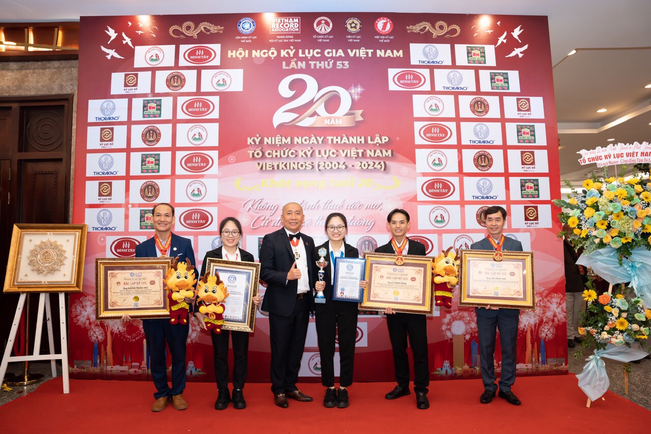 KLG Lê Mạnh Đông chụp hình lưu niệm cùng các KLG xác lập kỷ lục trong cuộc Hội ngộ KLG Việt Nam lần thứ 53