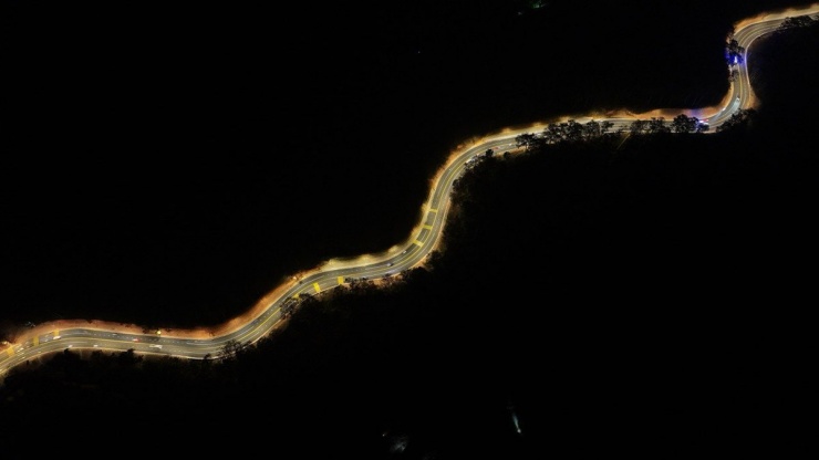 Mỗi khi đêm về, đèo Prenn như con rồng lửa, xé tan màn đêm đen kịt, dẫn lối cho du khách nhẹ bước về thành phố ngàn hoa. Ảnh: VÕ TÙNG