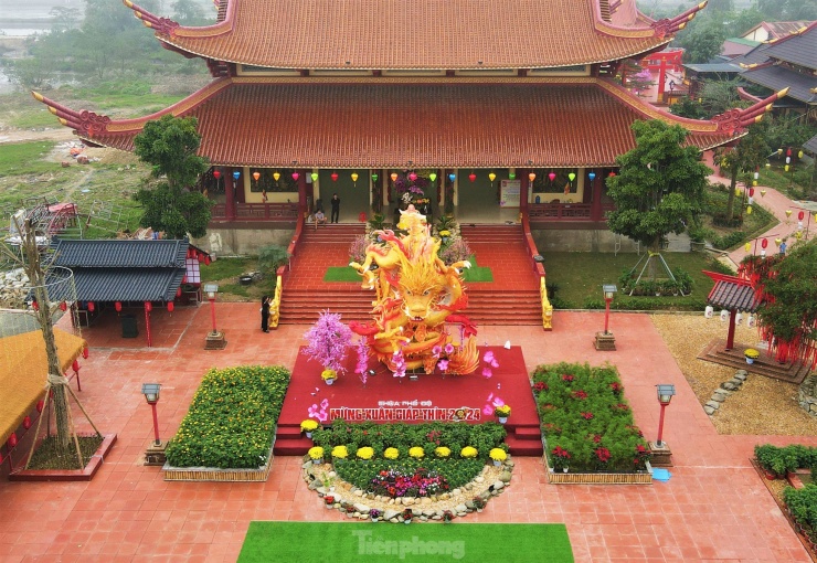 Nhiều ngày qua, hình ảnh về linh vật rồng tại khuôn viên chùa Phổ Độ ở xã Hộ Độ, huyện Lộc Hà (Hà Tĩnh) thu hút sự chú ý của nhiều người.