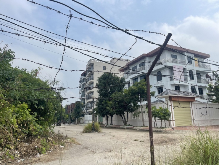 Dù đã gửi công văn và nhiều lần liên hệ với những người có trách nhiệm liên quan đến hai tòa nhà có nhiều vi phạm tại Dự án khu nhà ở xã Hoàn Sơn, nhưng PV đều không nhận được phản hồi.