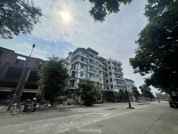 Hình ảnh tòa nhà Hoàn Sơn Villa hồi tháng 08/2022 khi bị tạm đình chỉ hoạt động (ảnh trái) và nay (phải). (Ảnh: Lập Đông)