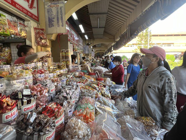 Sức mua hàng Tết tại chợ truyền thống tăng từng ngày (ảnh tại chợ Bình Tây). Ảnh: U.P