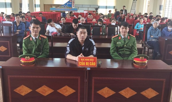 Bị cáo Phạm Văn Hoàng (ngồi giữa tại bục bị cáo) nhận án phạt 45 tháng tù.