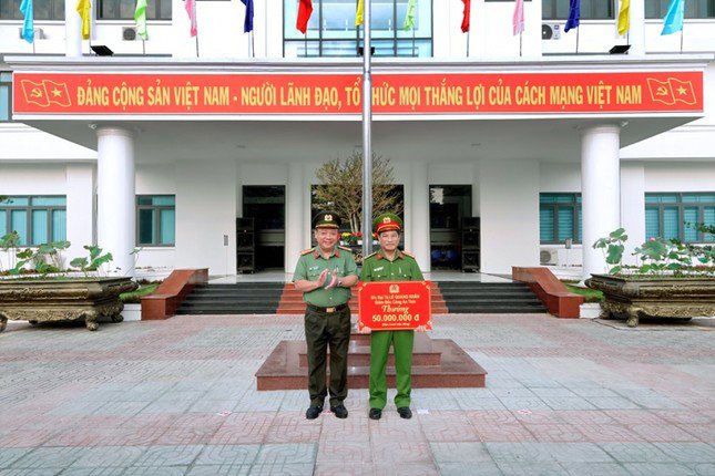 Ban Giám đốc Công an tỉnh Bình Thuận khen thưởng lực lượng phá án.
