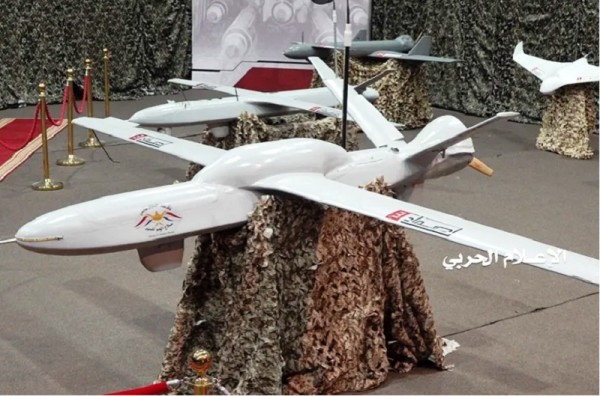 Máy bay không người lái được trưng bày tại một địa điểm không xác định ở Yemen. Nguồn: Reuters.