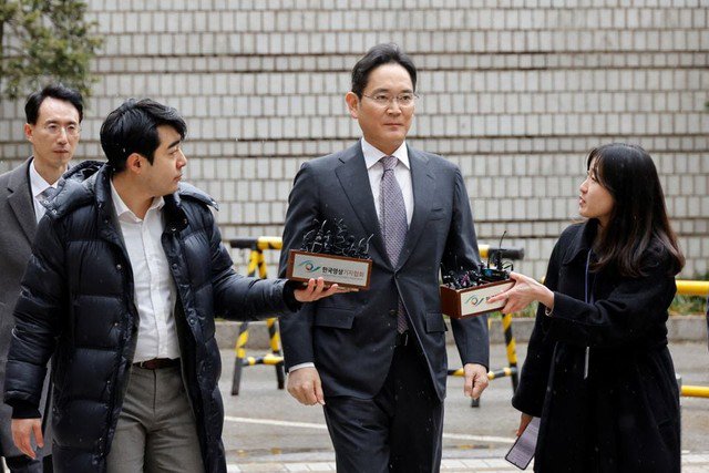 Ông Lee Jae-yong đến tòa ngày 5-2. Ảnh: Reuters