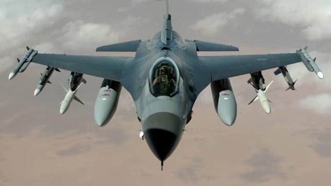 Hà Lan gửi thêm sáu máy bay chiến đấu F-16 tới Ukraine - 1