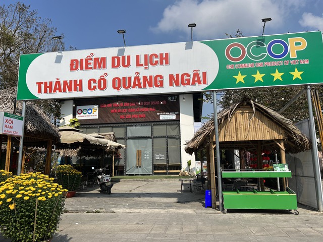 Một trong 2 quán cà phê được chuyển công năng thành nơi trưng bày các sản phẩm nông nghiệp đặc trưng. Ảnh: T.Trực