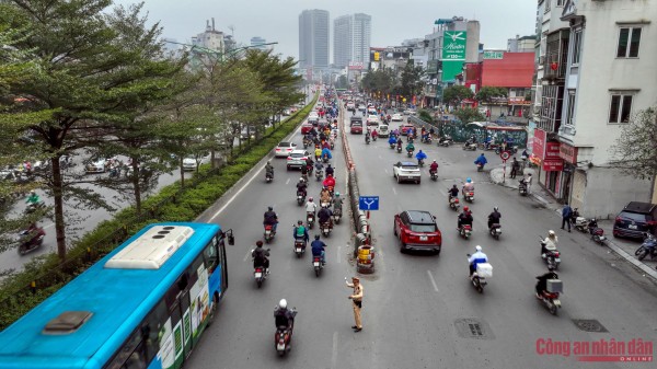 Khi không khí xuân đang gõ cửa từng nhà, lực lượng CSGT Hà Nội vẫn bám