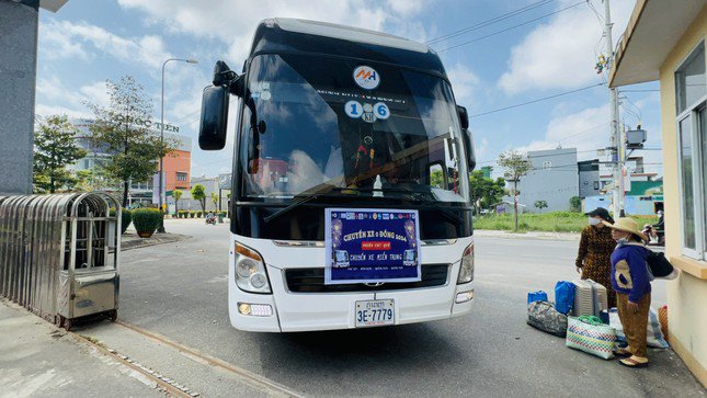 11 chuyến xe "0 đồng" đưa 450 người dân có hoàn cảnh khó khăn về quê đón Tết.