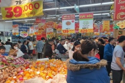 Choáng ngợp "biển người" chen chân ở siêu thị sắm Tết, chờ mỏi chân chưa được thanh toán
