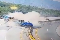 Phi thường - kỳ quặc - Clip: Xe buýt hỏng phanh lao qua dải phân cách, lật nhào giữa đường