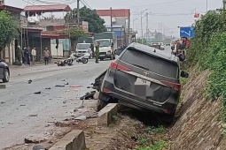 Tin tức trong ngày - Clip: Bị xe máy chạy phi thẳng vào đầu, ô tô lao xuống rãnh nước, 1 người nằm gục