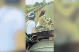 Xe máy - Xe đạp - Clip: "Kiếp nạn thứ 82" của thanh niên nước ngoài khi sang đường ở Việt Nam