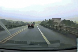 Ô tô - Clip: Tài xế "lơ đãng" va chạm xe tải bay cả gương