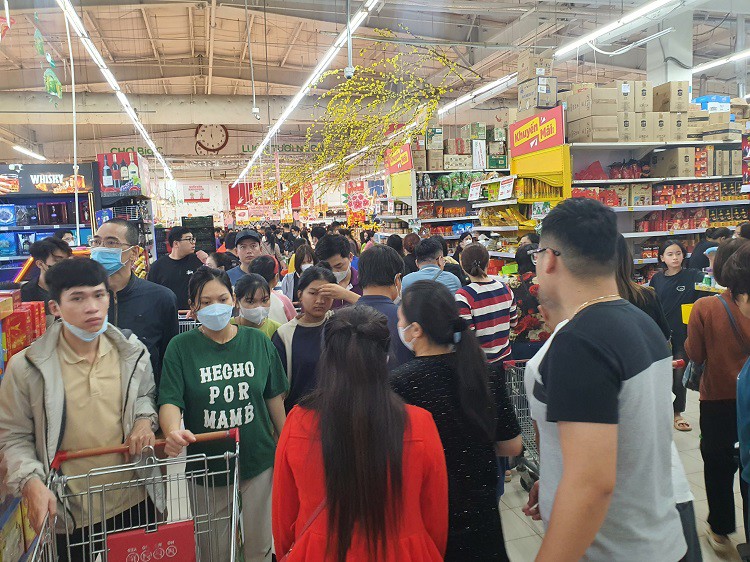 Hàng nghìn người đổ về siêu thị và trung tâm thương mại mua sắm Tết.