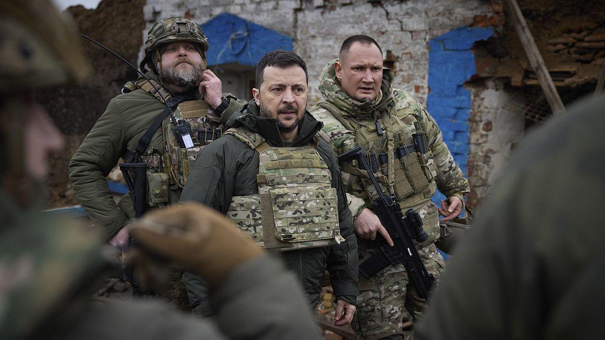 Nghị sĩ Ukraine không ủng hộ kế hoạch&nbsp;sa thải tướng Zaluzhnyi của Tổng thống Zelensky (ảnh: AP)